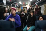 Bienal de Fotografía: documentaron la vida y los sueños de quienes viajan en el tren que une Tucumán con Buenos Aires
