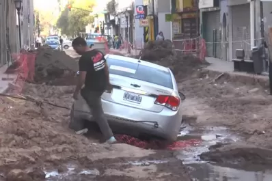Un auto se metió y se estancó en la obra de semipeatonalización