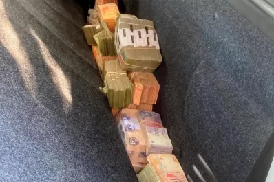 Detuvieron a un hombre que viajaba con más de $ 24 millones escondidos debajo de los asientos
