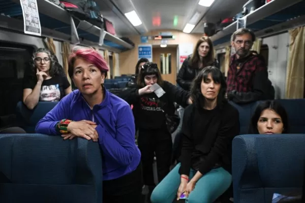 Bienal de Fotografía: documentaron la vida y los sueños de quienes viajan en el tren que une Tucumán con Buenos Aires