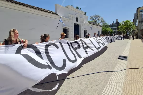 Bienal de Fotografía Documental: repararon la obra dañada frente a la Casa Histórica