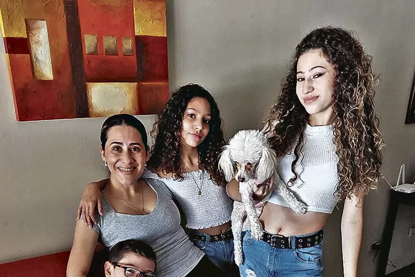 IMPERFECTA Y FELIZ. Así se siente Lorena Juárez, mamá de Bernardita, de 15 años, Sophia, de 13, y Lucas, de 11.