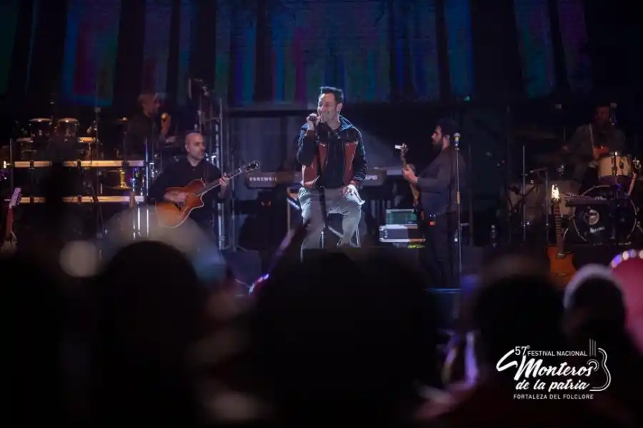 EL ESCENARIO EN MONTEROS. Luciano Pereyra, el que siempre convoca multitudes, la rompió el jueves. 