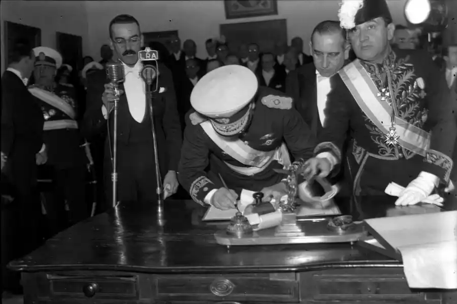 LA GORRA DE UN PRESIDENTE. Juan Carlos Onganía firma el libro de visitas en la Casa Histórica.