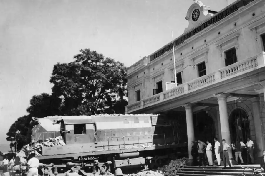 SE QUEDÓ SIN FRENOS. El tren perforó los límites de la estación y casi llega a la plaza Alberdi, en 1965.
