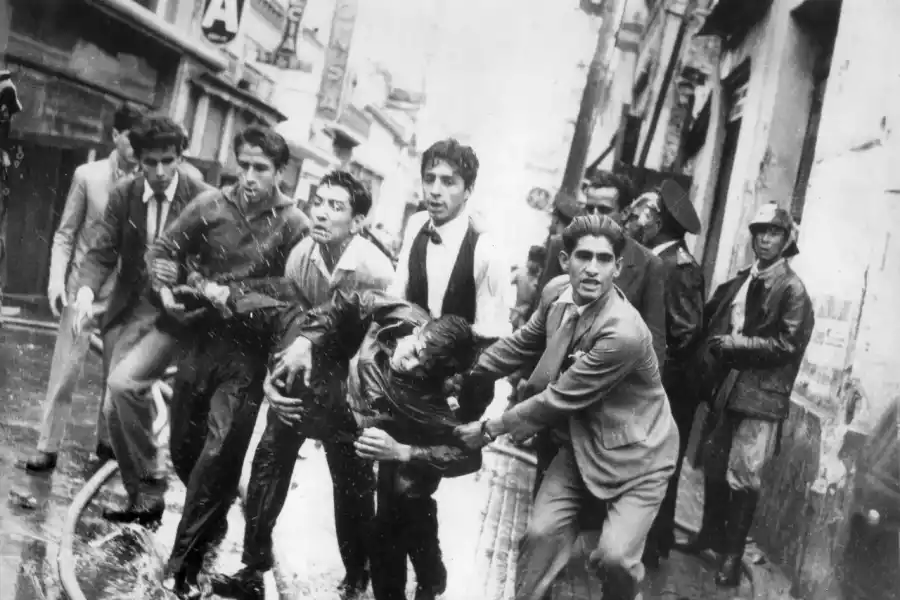 VÍCTIMA DE LA REPRESIÓN. Un joven es socorrido durante las protestas por la educación “libre o laica”.