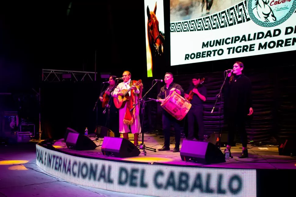 EL ESCENARIO EN TRANCAS. La actuación de Carlos Sánchez “El Tucu”, el padrino del festival, y sus músicos.   