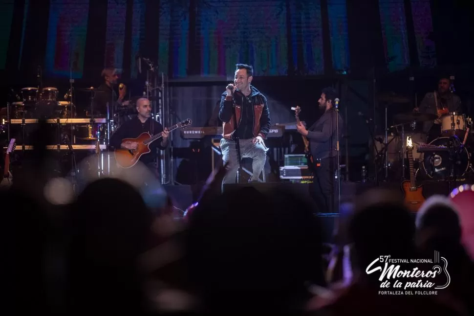 EL ESCENARIO EN MONTEROS. Luciano Pereyra, el que siempre convoca multitudes, la rompió el jueves. 