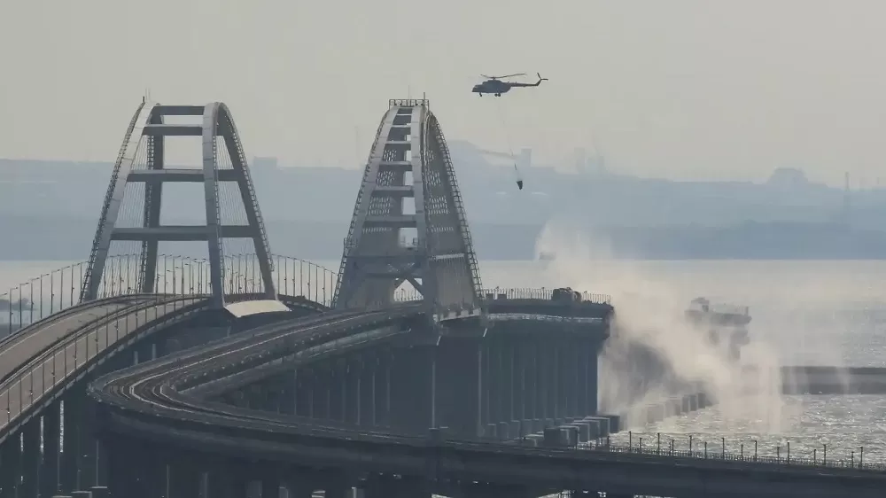  Al menos tres personas murieron por una explosión atribuida a un camión bomba en el puente de Crimea.