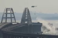 Buzos rusos analizan el puente de Crimea dañado por una explosión