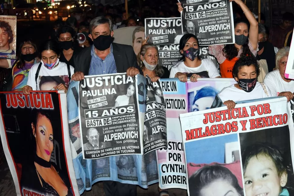 “NOS FRENÓ EL NARCOTRÁFICO”. Alberto Lebbos encabeza la marcha contra la impunidad junto a familiares de otras víctimas. la gaceta / fotos de DIEGO ARAOZ (archivo)