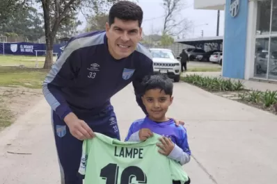 El saludo de cumpleaños de Carlos Lampe a un futbolista que “cumple años el mismo día que ‘Lali’ Espósito”