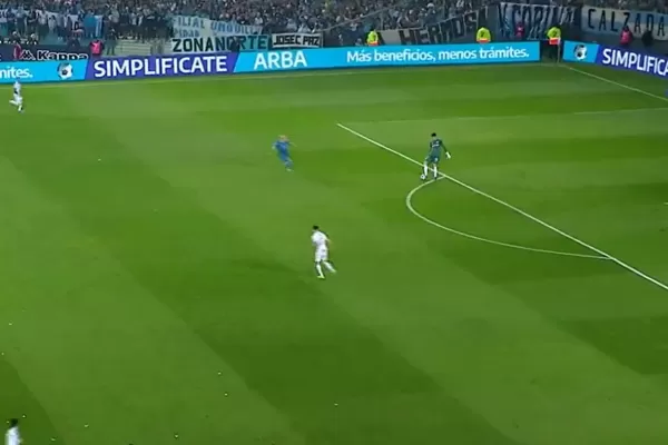 La falla de Lampe que le dio el gol a Racing en el inicio del partido