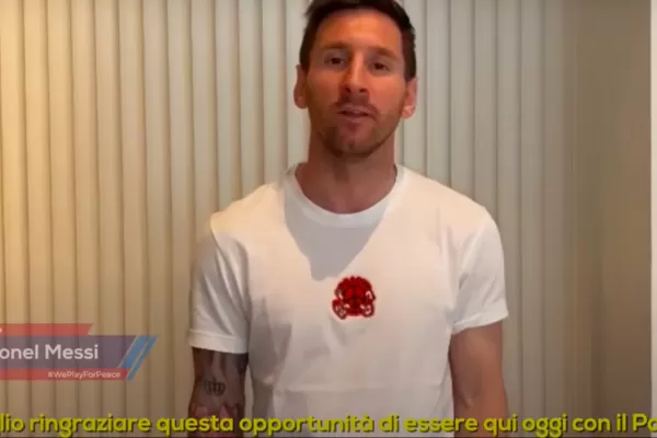 Messi rindió tributo a Maradona y llamó al partido por la paz
