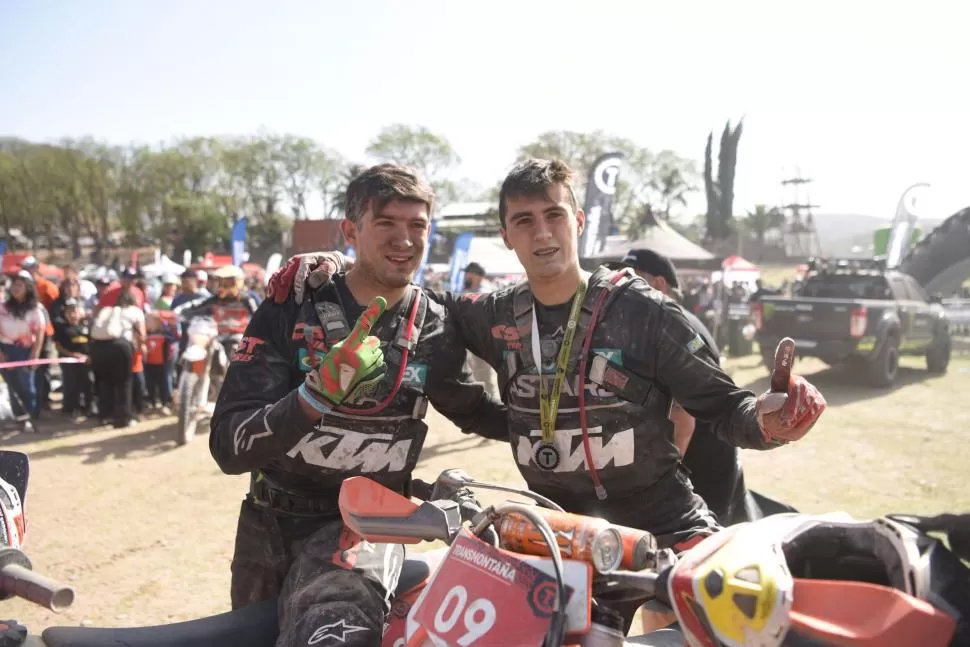 LOS MEJORES. Martín y José María fueron recibidos por sus familiares y posaron en la meta para todos los que se los pidieron.  
