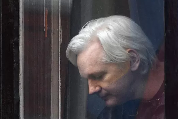 Assange con coronavirus: se encuentra aislado en una celda