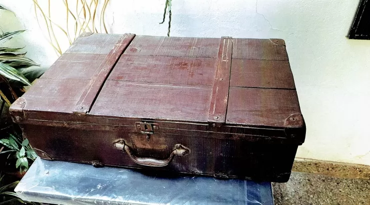 VALIJA DE MADERA. Pertenece a la familia de Antonia Zamora.
