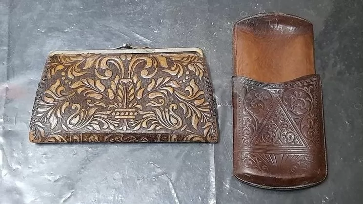 ¿QUÉ MÁS? Un monedero y una petaca para tabaco traída en 1924.
