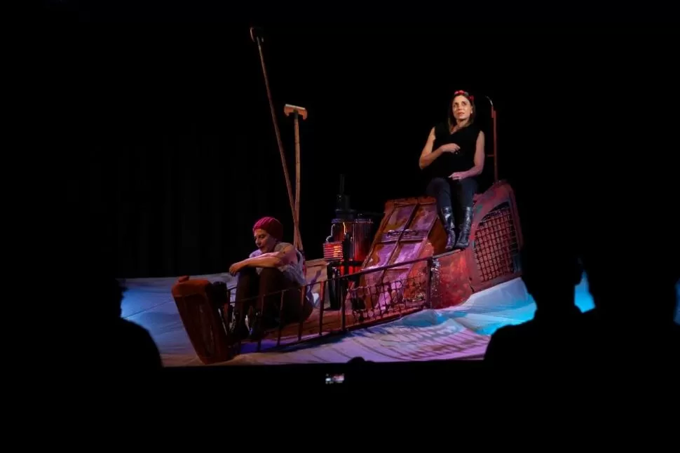 DESDE SALTA. Natalia Aparicio y Marí Morales Miy componen a dos mujeres en fuga en “Paraná Porá”, con un barco creado por La Faranda.  