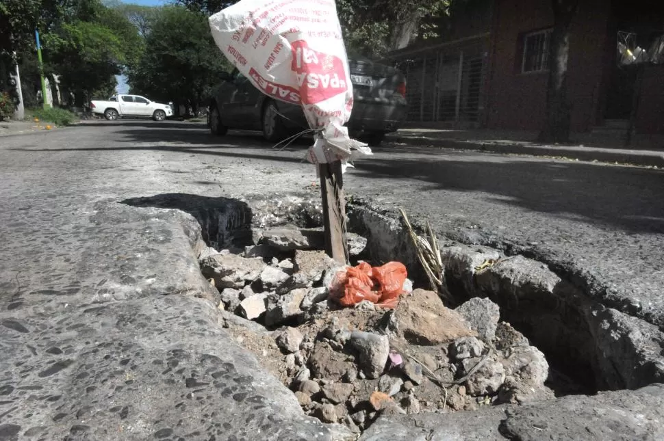 Y MÁS. Aparentemente por las cloacas, se hizo otro pozo en la calle. 