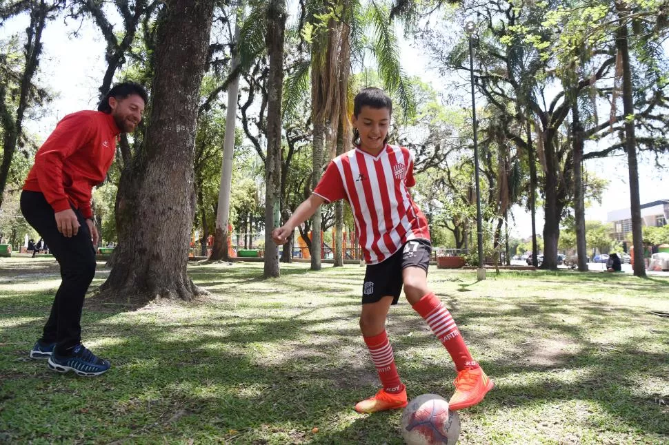 JUEGOS. Padre e hijo en la plaza “9 de Julio”, la del barrio. Con pasado en varios clubes de Tucumán, Matías le transmitió a su hijo la pasión por el fútbol. 