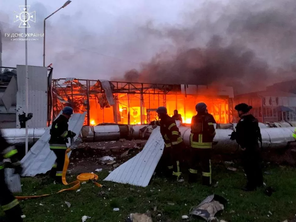 EN LLAMAS. Los bomberos trabajan en un edificio destruido durante un ataque con misiles rusos en Zaporizhzhia, Ucrania. 