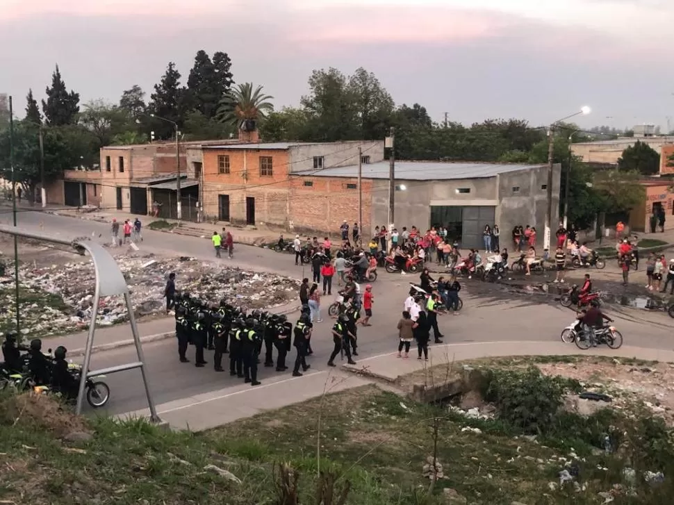 MOMENTOS DE TENSIÓN. Una fuerte presencia policial en la zona evitó que unas 40 familias tomaran los terrenos en la Costanera Norte. 