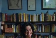 Casi no ve, ama los libros y se recibió con una tesis sobre los ciegos