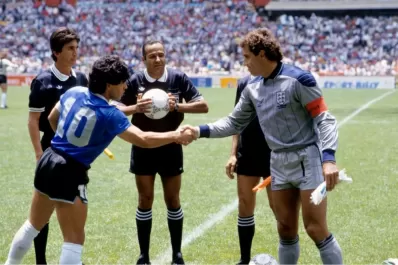 El árbitro de Argentina-Inglaterra de México 1986 subastará la pelota de los históricos goles de Maradona
