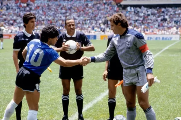 El árbitro de Argentina-Inglaterra de México 1986 subastará la pelota de los históricos goles de Maradona