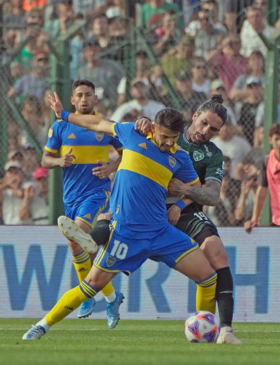 BUEN PARTIDO. Romero ayer estuvo lúcido y gracias a sus pinceladas, Boca generó varias chances concretas de gol. twitter @BocaJrsOficial