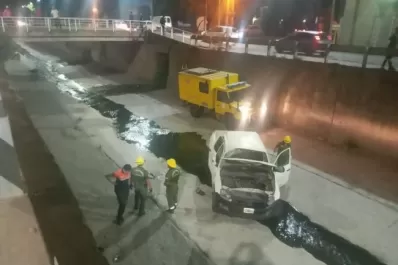 Rescate de una camioneta que cayó al Canal Sur