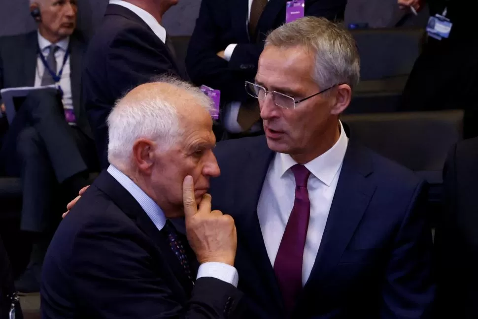 ALIADOS. Borrell y Stoltenberg toman parte en una reunión de ministros de Defensa de la OTAN, en Bruselas. 