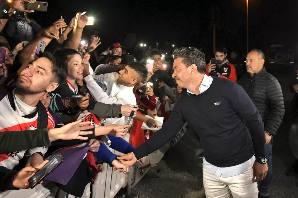 ADIÓS A LOS MILLONARIOS. Marcelo Gallardo saluda a los hinchas de River Plate, en la previa a su último partido como DT en el Monumental. Foto de Prensa River Plate
