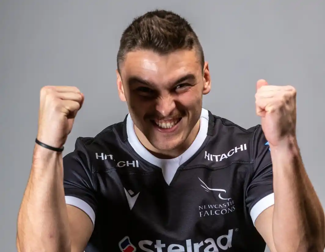 EN INGLATERRA. Mateo Carreras la está rompiendo con la camiseta de Newcastle Falcons. Foto de Twitter @FalconsRugby