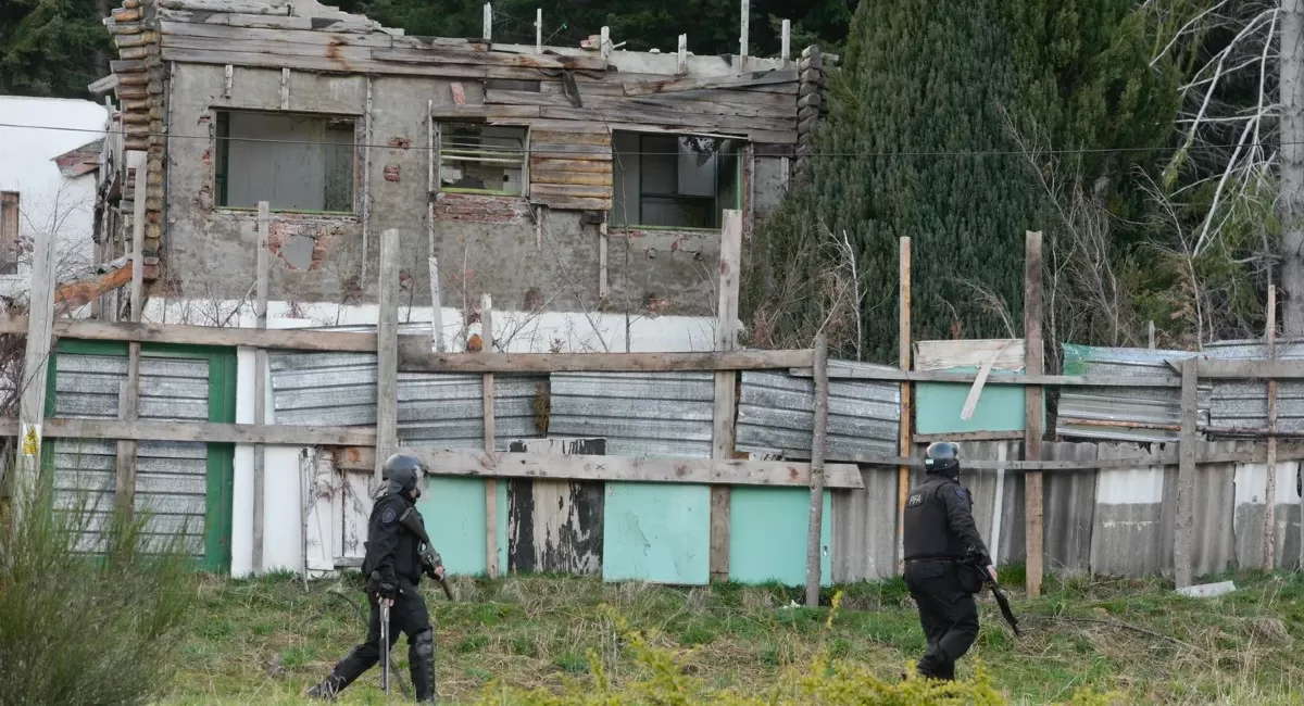 TENSIÓN EN VILLA MASCARDI. La Justicia ordenó la restitución de las viviendas usurpadas por mapuches a sus dueños.