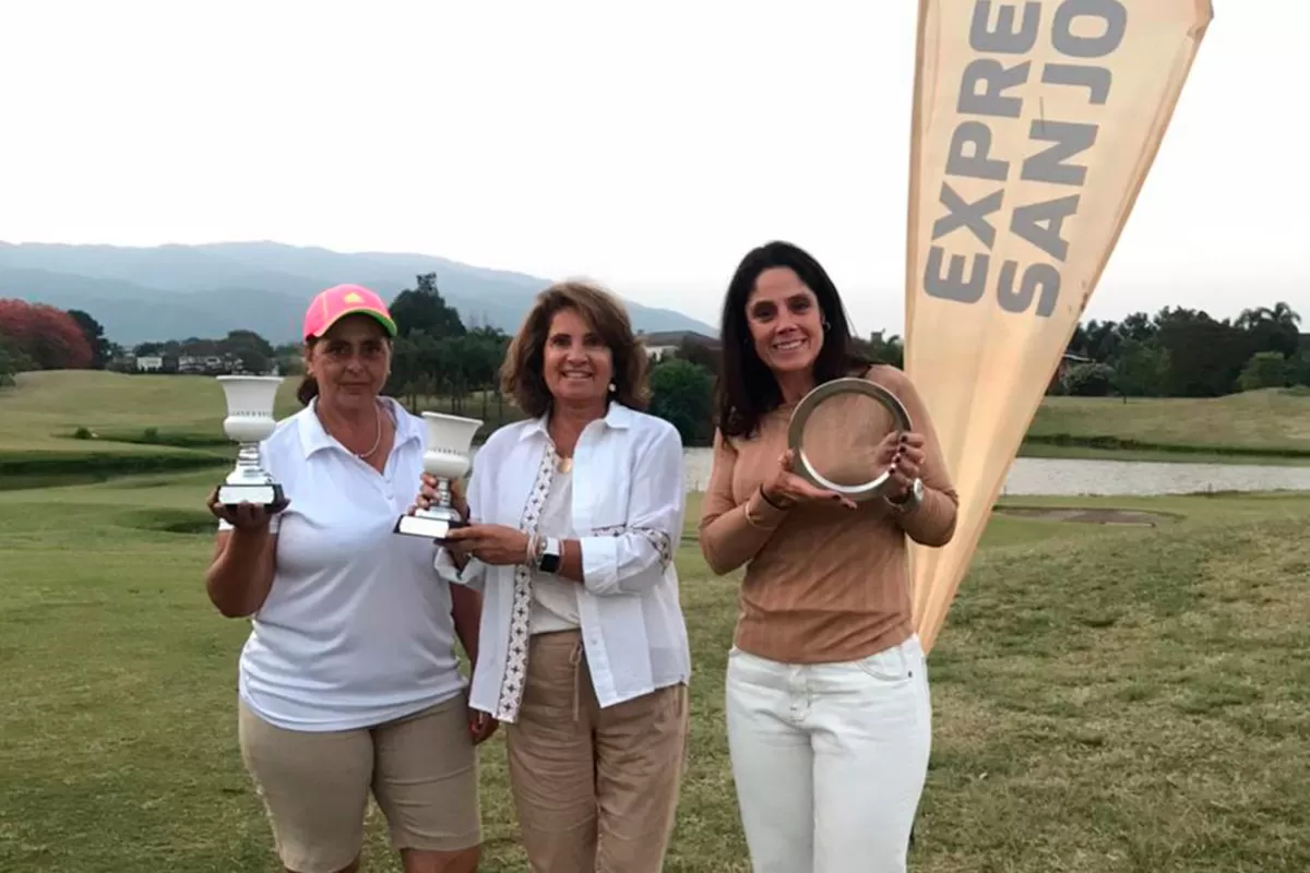 FELICES. Lucia Leiro, María Cossio y “Maica” López García, con sus premios.