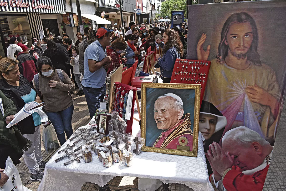 STAND. La presencia de San Juan Pablo II despertó gran entusiasmo.