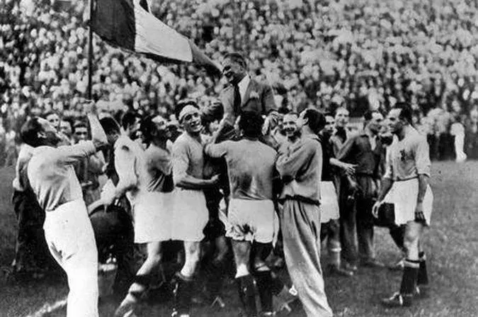 CELEBRACIÓN. Italia festeja su primer título. Más allá de las ventajas que tuvo de ser local, contaba con un gran equipo y las innovaciones de su DT, Vitorio Pozzo. 