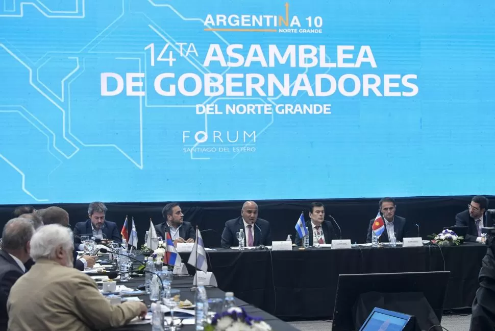 EN SANTIAGO DEL ESTERO. Manzur habla durante la 14 Asamblea de gobernadores del Norte Grande. twitter @JuanManzurOK