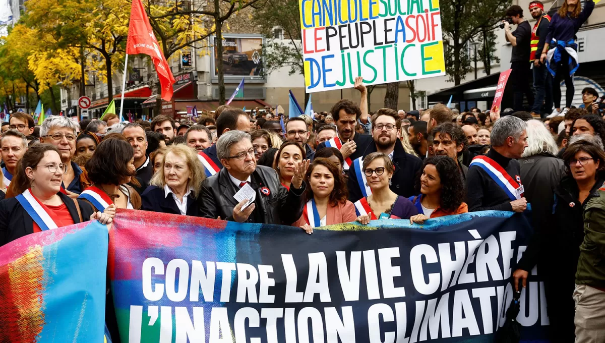 RECLAMOS. La izquierda salió a manifestarse en París contra el alza de precios.