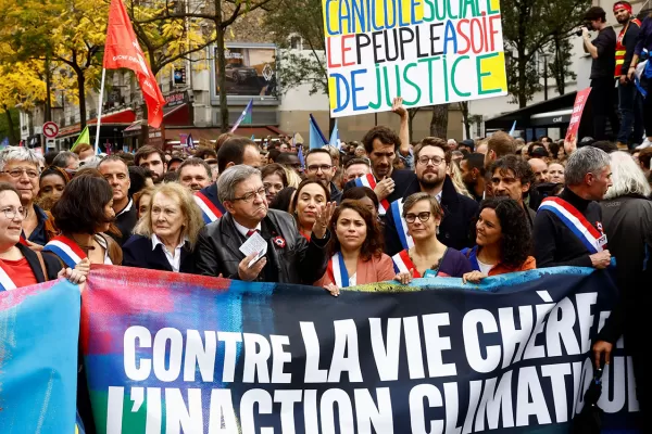 Miles de personas salen a las calles de París para protestar por la inflación