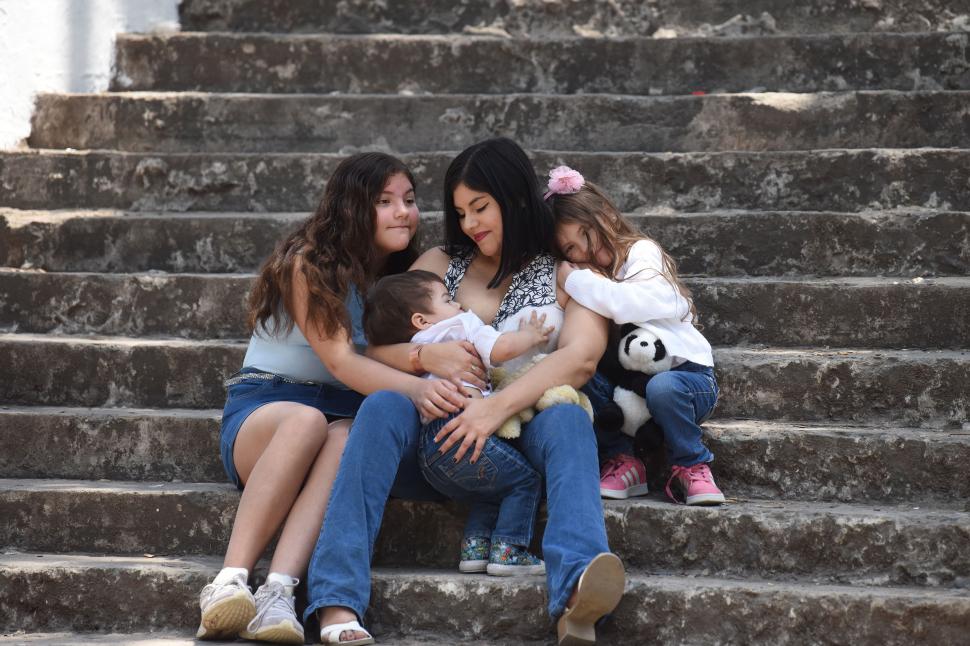 CUIDARLOS Y CUIDARSE. Gabriela junto a Isabella, Gina y Apolo. la gaceta / foto de Analía Jaramillo