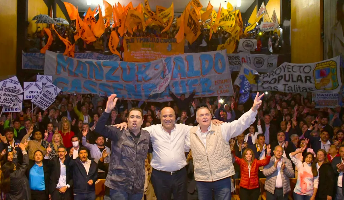 POSIBLE FÓRMULA. Osvaldo Jaldo y Juan Manzur estrenan la convocatoria a elecciones en el acto por el 17 de Octubre, en el PJ local; junto a ellos, Sergio Mansilla.