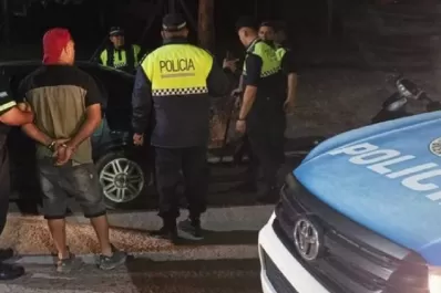 Vio a la policía e intentó deshacerse de un arma tumbera