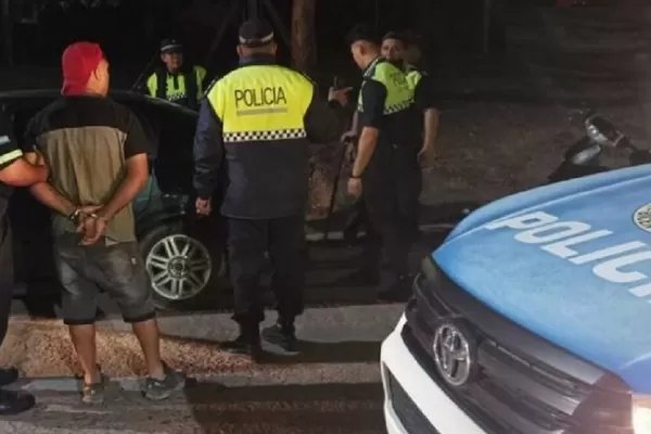 Vio a la policía e intentó deshacerse de un arma tumbera