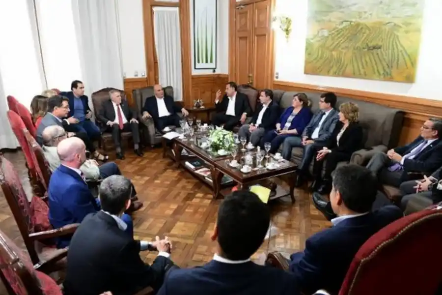 Jaldo y Manzur dirigieron una reunión con funcionarios y parlamentarios. FOTO COMUNICACIÓN PÚBLICA