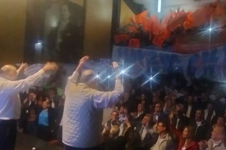 POSIBLE FÓRMULA. Osvaldo Jaldo y Juan Manzur estrenan la convocatoria a elecciones en el acto por el 17 de Octubre, en el PJ local.