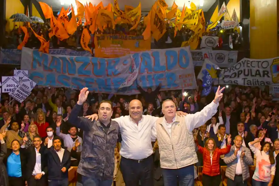 POSIBLE FÓRMULA. Osvaldo Jaldo y Juan Manzur estrenan la convocatoria a elecciones en el acto por el 17 de Octubre, en el PJ local; junto a ellos, Sergio Mansilla.