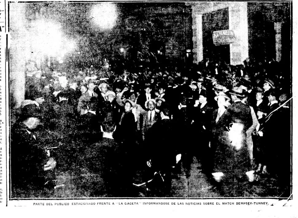 EN 1923. Un multitud se reúne frente a LA GACETA para saber de la pelea de Firpo y Dempsey.  